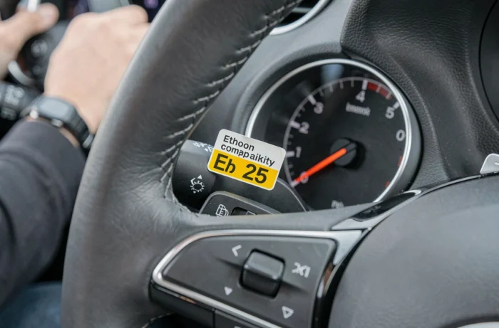 Tableau de bord de voiture avec jauge de carburant et autocollant de compatibilité E25